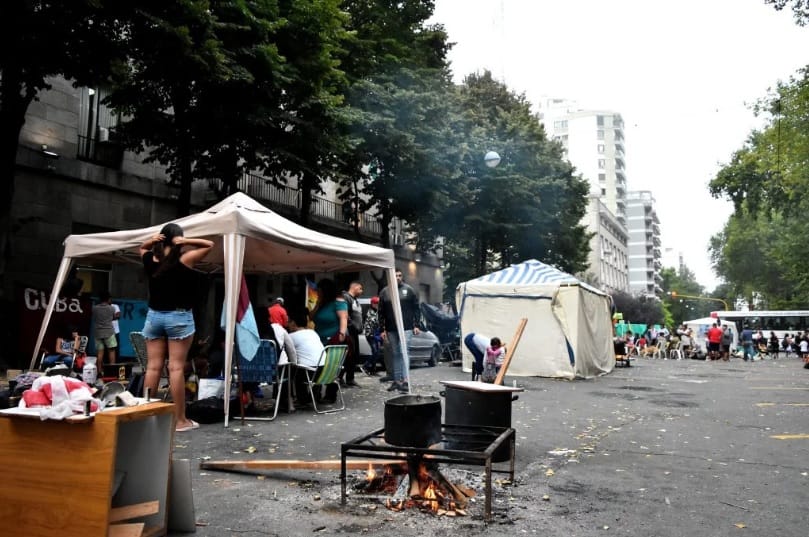 Organizaciones sociales acampan frente al municipio para reclamar trabajo en Mar del Plata