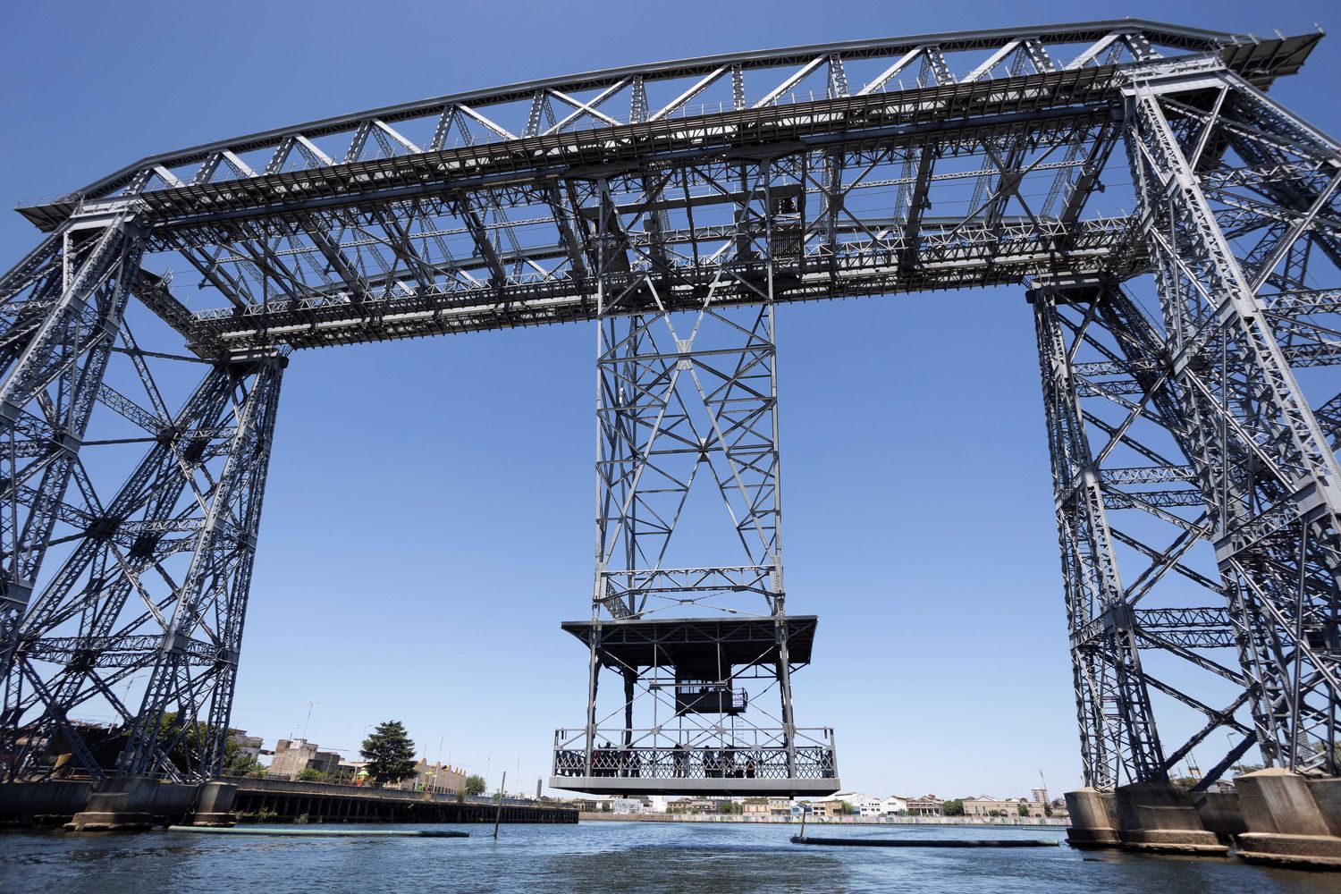 Otra opción para el verano: Volvió a funcionar el puente transbordador Nicolás Avellaneda para turismo