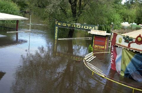 Más de 90 evacuados y barrios inundados por la crecida del río Luján
