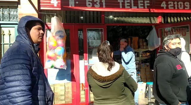 Locura por las figuritas del Mundial: Largas filas desde la madrugada para comprar hasta dos paquetes en La Plata