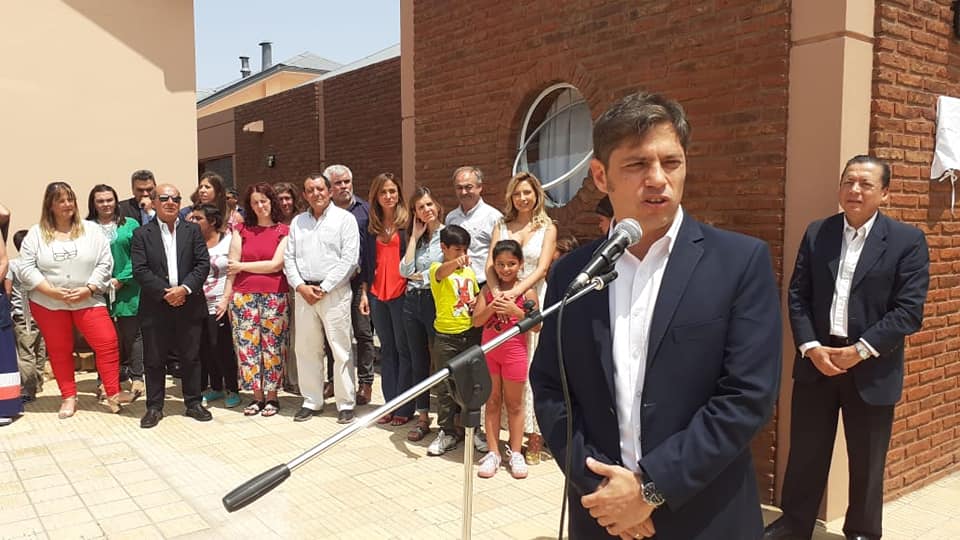 La primera dama Fabiola Yañez y el gobernador Kicillof compartieron un acto en Benito Juárez