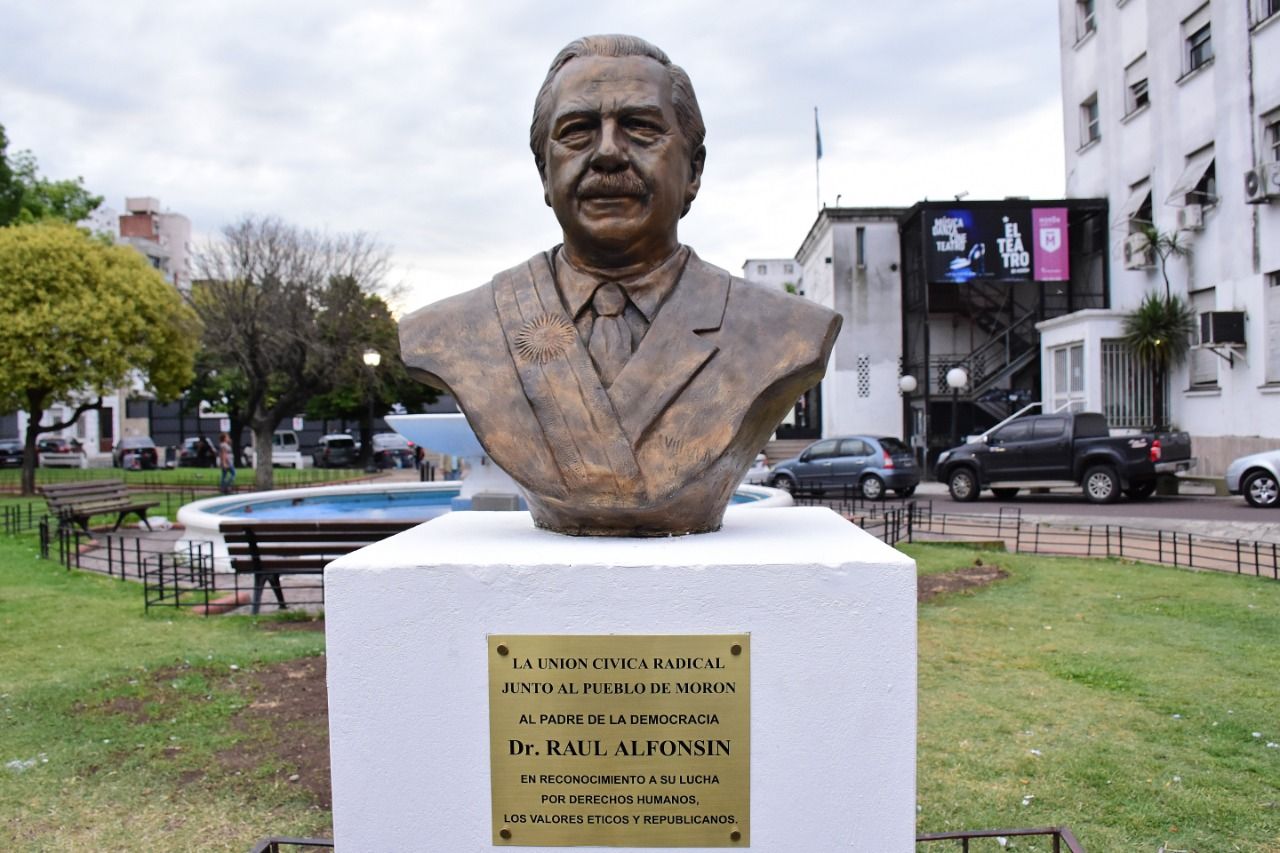 Morón: Inauguraron busto homenaje a Raúl Alfonsín 