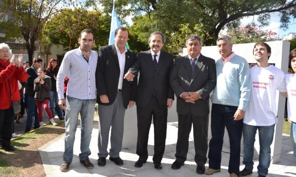 Intendente Selva inauguró monumento de Alfonsín en Mercedes