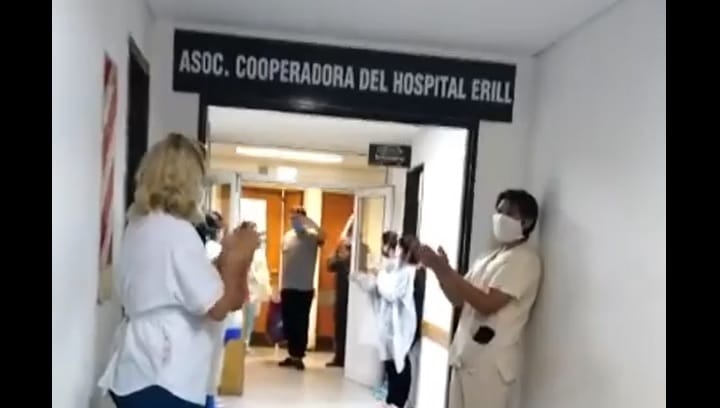 Coronavirus en Escobar: Despiden con aplausos a un paciente dado de alta que sufrió la muerte de su madre por Covid-19