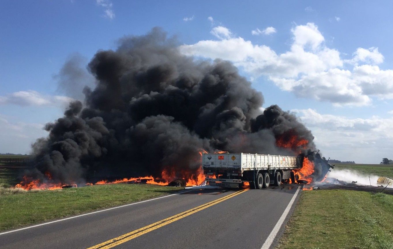 Ruta 205: Trágico choque de camiones e incendio entre Alvear y Bolívar