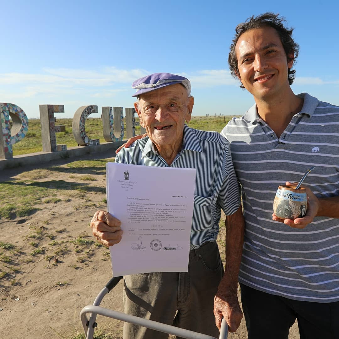 Javier Andrés declaró Embajador Turístico al último habitante de Epecuén, de 90 años
