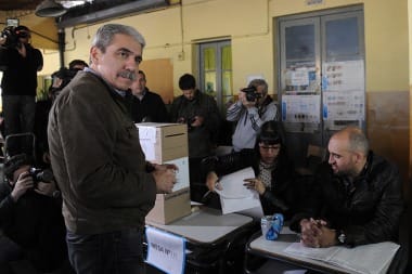 Votó Aníbal Fernández y remarcó la actividad de la militancia en la campaña