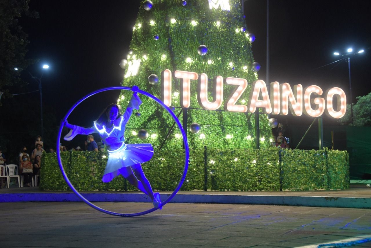 Ituzaingó: Esta noche se enciende el árbol de Navidad con festejos y shows en vivo