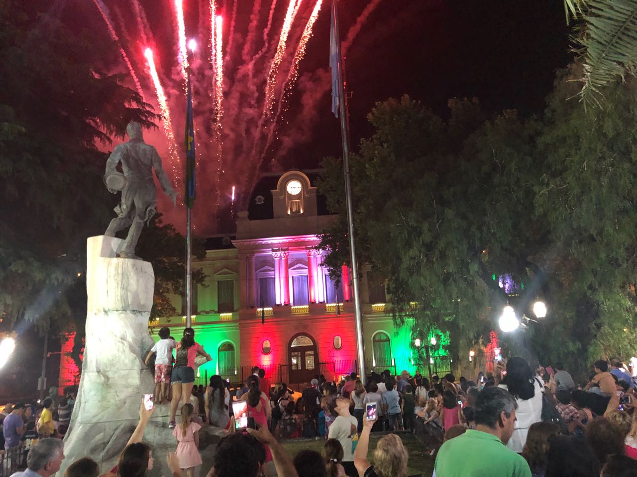 Zárate: Encendieron el árbol navideño en la Plaza Mitre