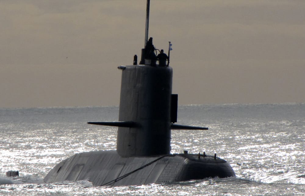 Submarino desaparecido: Hallaron una balsa y bengalas, pero no son del ARA San Juan