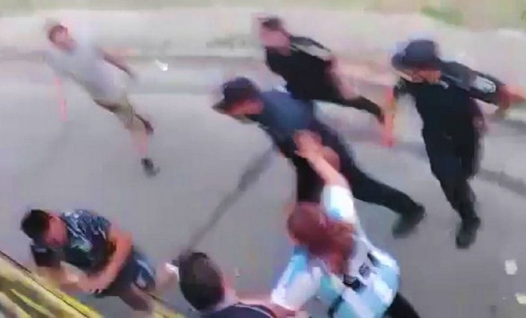La Policía Bonaerense bajo la lupa tras los feroces incidentes con hinchas de Racing de Córdoba en Sarandí
