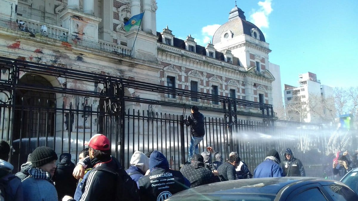 La Policía reprimió marcha de trabajadores de Astilleros Río Santiago en La Plata