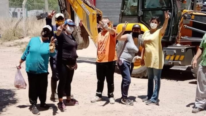 Polémica en Berazategui: Militantes del Movimiento Evita salieron a levantar la basura en medio del paro de recolectores