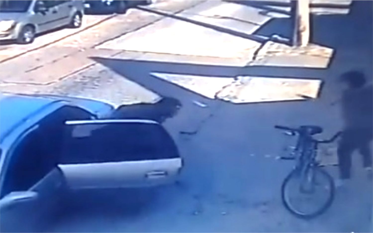 Escalofriante video: Así intentaron llevarse en un auto a una mujer en La Matanza 
