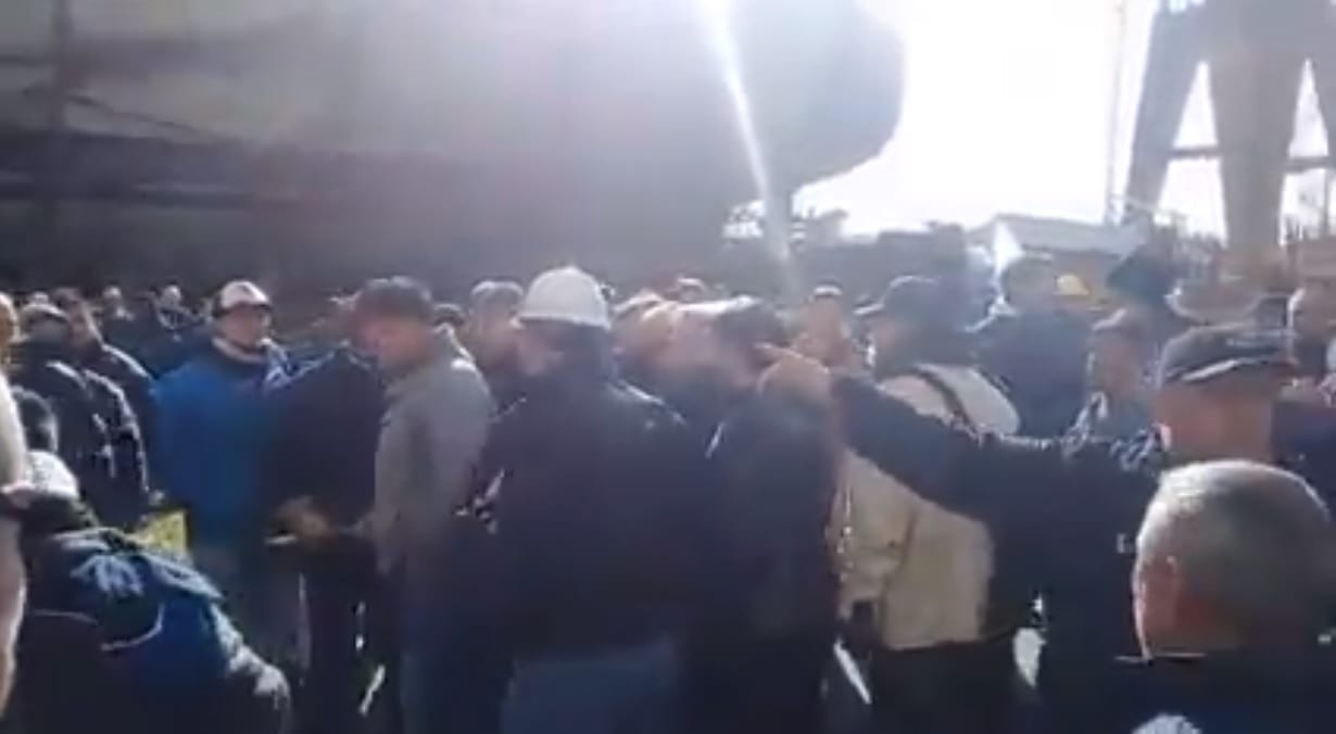 "Caradura, sinvergüenza": Así recibieron los trabajadores al titular del Astillero Río Santiago