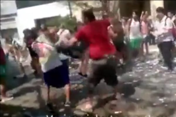 Video: Un vecino atacó con un palo a estudiantes que festejaban en Pilar