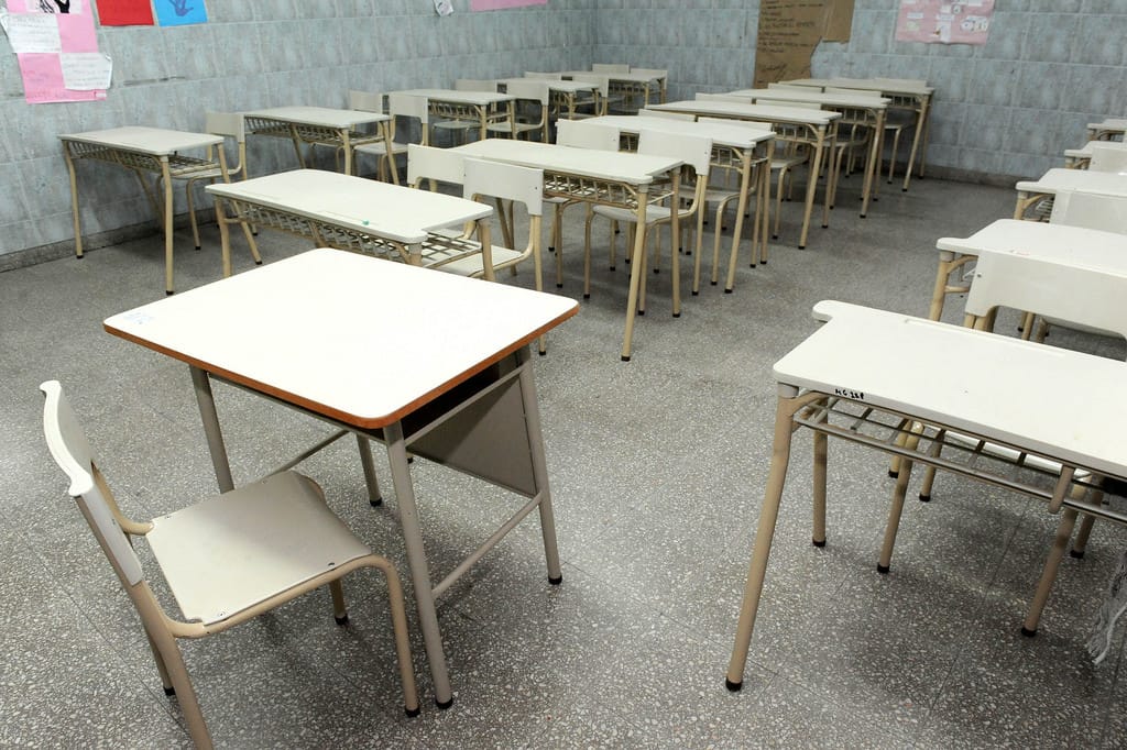 Educación sigue entregando mobiliario en escuelas de la Provincia 