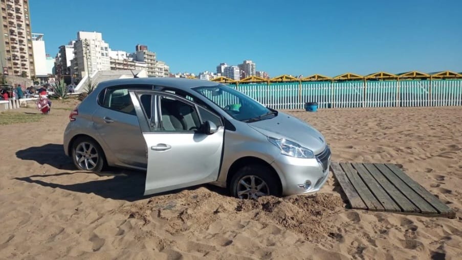 Mar del Plata: Quiso entrar con el auto a la playa y su auto quedó atascado toda la noche