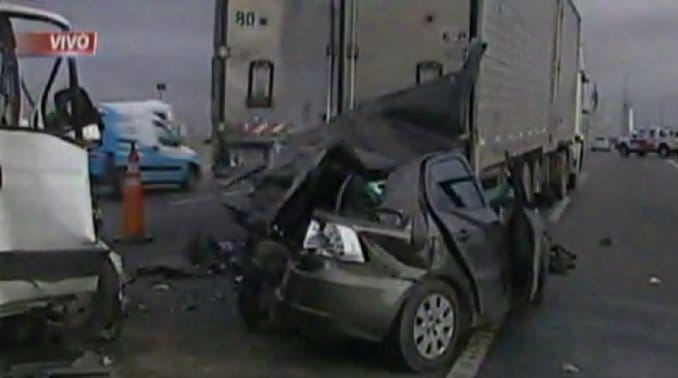 Impresionante choque entre camión y auto en Dock Sud: Un muerto