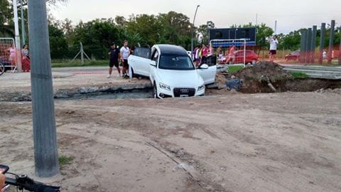 Vicente López: Un auto cayó a una zanja en el Paseo de la Costa