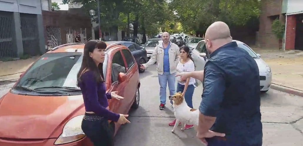 La Plata: Acusada de abandonar una perra en la calle se defendió y desmintió la situación