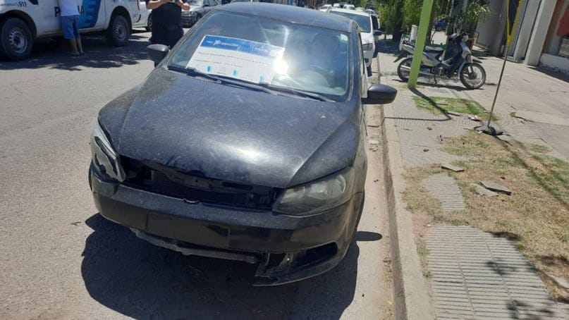 El colmo: Una policía fue descubierta manejando un auto robado en Bahía Blanca