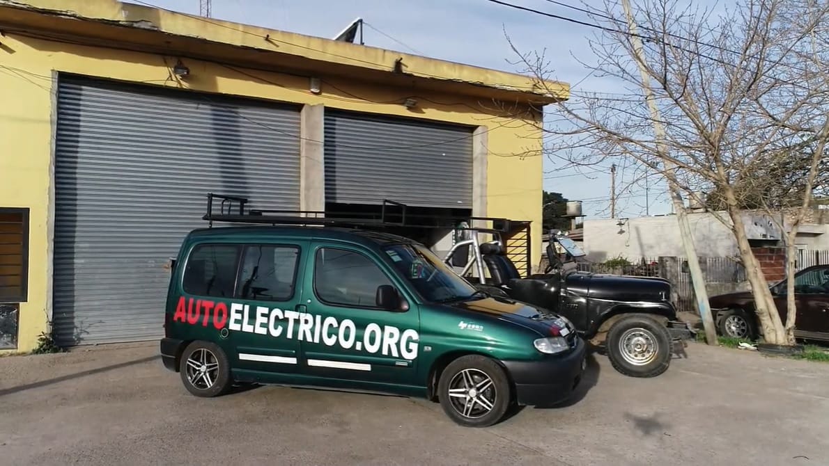 Vive en Berazategui y es el primero en reconvertir autos eléctricos homologados en la Argentina: "Adiós al GNC"