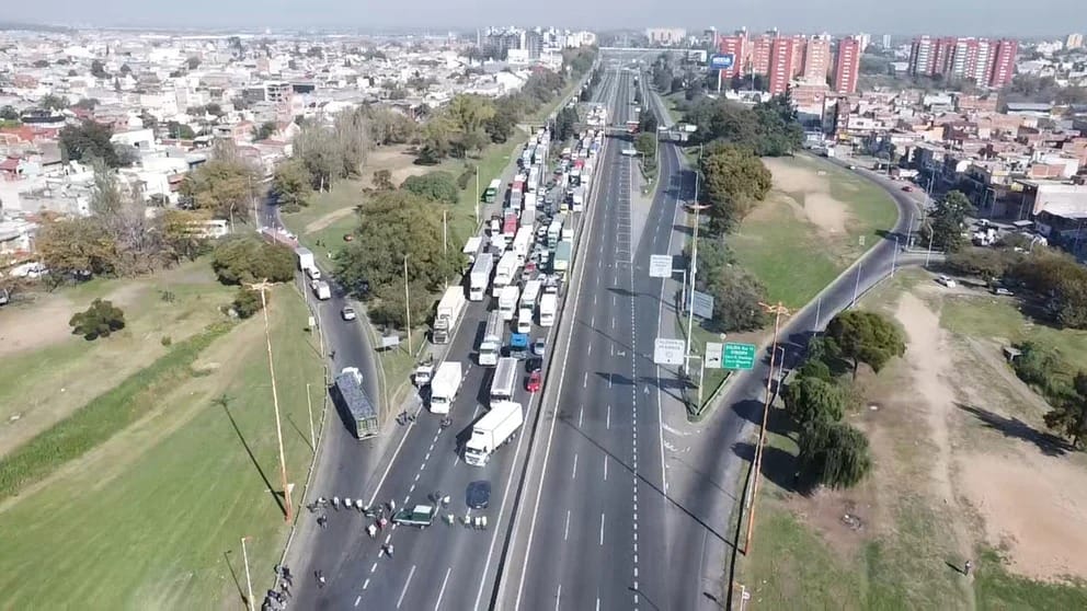 Corte total en Autopista Ricchieri por 40 personas: “Me dan ganas de pisarlos”, lanzó un automovilista