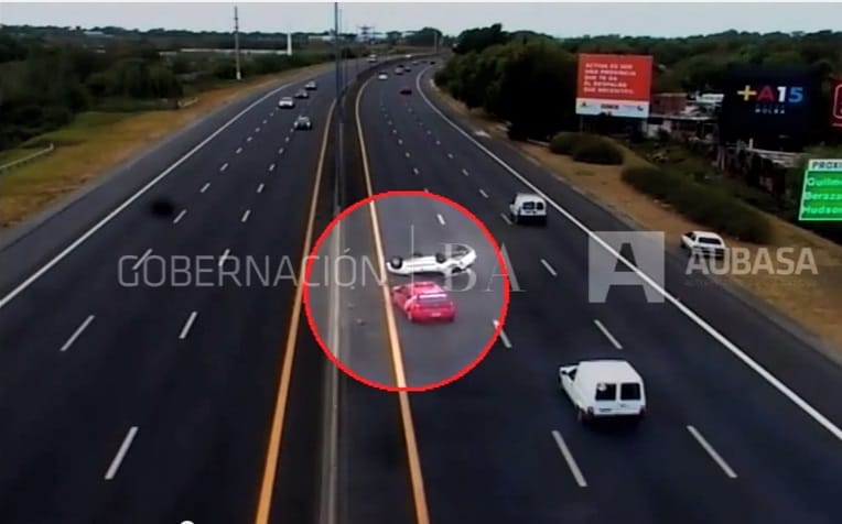Video: Choque y vuelco en autopista Buenos Aires - La Plata 