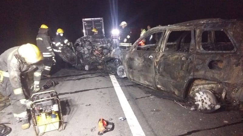 Choque e incendio sobre Ruta 3 en Azul: Cinco muertos, un padre y sus cuatro hijos