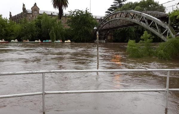 Alerta roja en Luján: El río crece 20 centímetros por hora y aumentan los evacuados