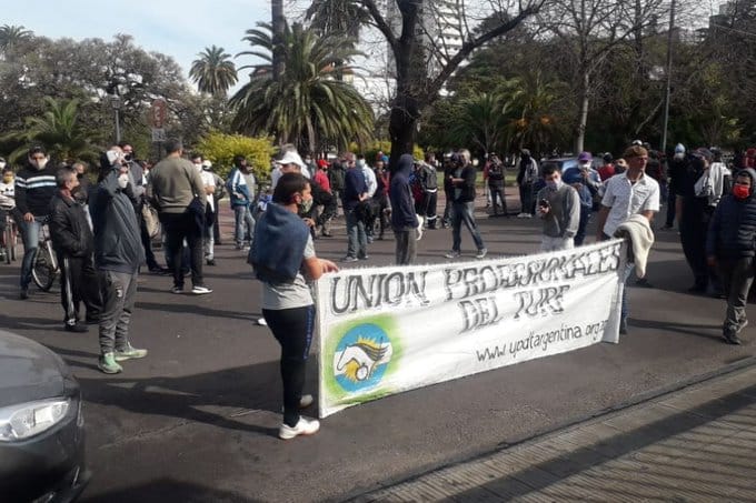 Banderazo por el regreso del Turf en la Provincia: Jornada de reclamos en los hipódromos de San Isidro y La Plata