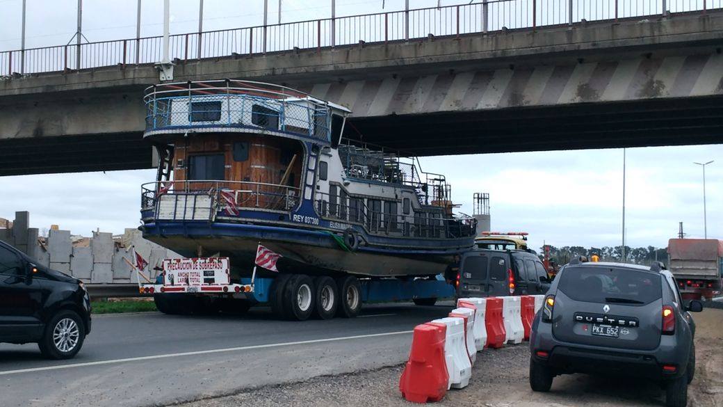 Insólito: Un barco quedó atascado en un puente de Ruta 6 y Autopista Cañuelas