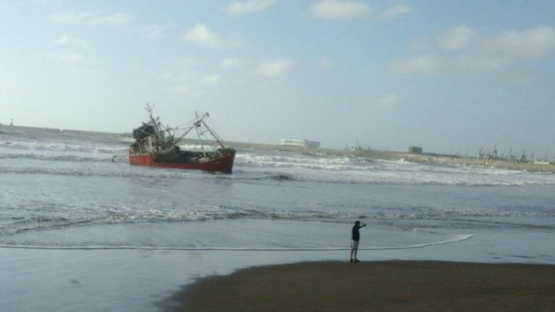 Mar del Plata: Un barco quedó encallado frente a Playa Grande