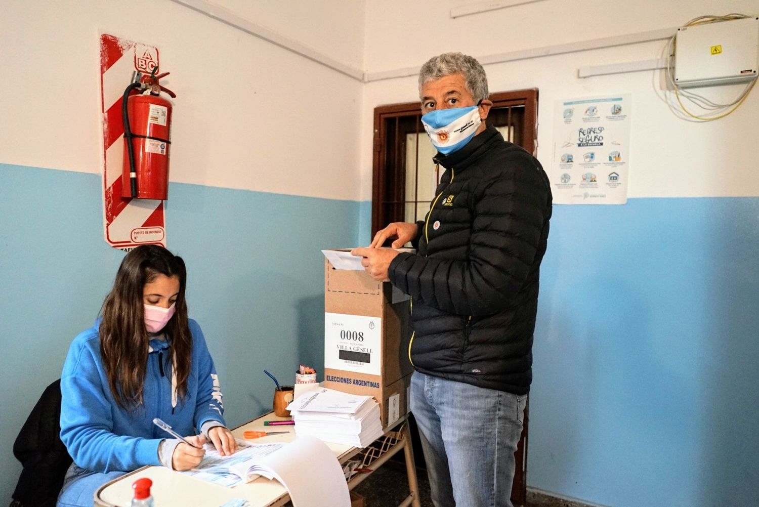 Villa Gesell: Intendente votó con barbijo de argentina y sin nuevos casos Covid en la comuna