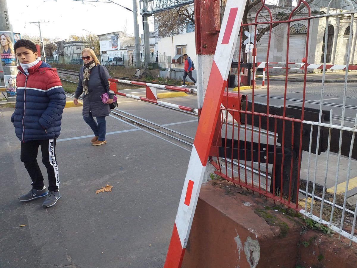 #ParoNacional Complicaciones en La Plata porque dejaron las barreras bajas en pasos a nivel