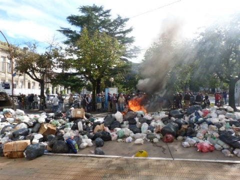 Salto: Por conflicto laboral, recolectores tiraron kilos de basura frente a la Municipalidad