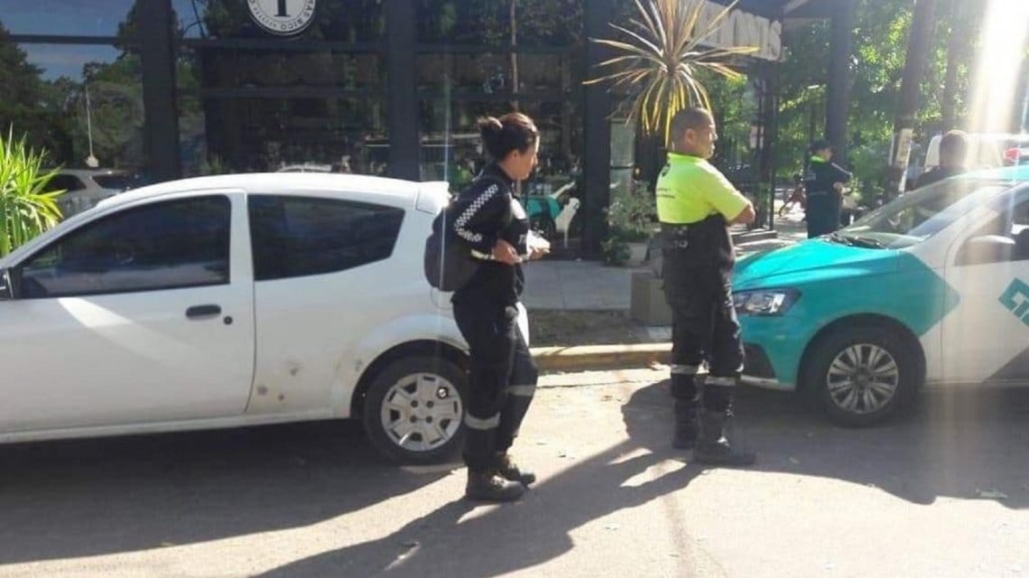 Rescataron a una beba de 2 años encerrada en un auto mal estacionado en La Plata
