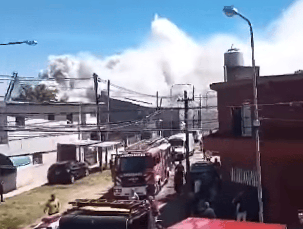 Incendio en una fábrica química de Berazategui: Vecinos evacuados por humo tóxico