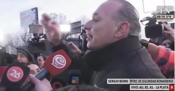La dura advertencia de Sergio Berni a los transportistas en la autopista La Plata-Buenos Aires: "Tienen 5 minutos"