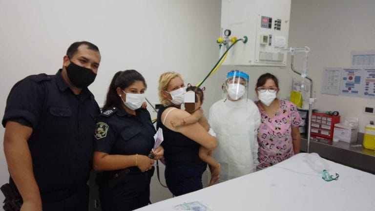 Berazategui: policías salvaron la vida de una beba que había caído a una pileta