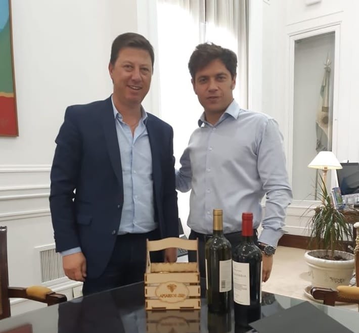 Reunión en La Plata: Intendente de Villarino le obsequió a Kicillof vinos locales y productos apícolas