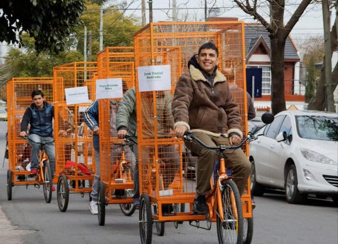 Berazategui: Mussi entregó bicicletas a recolectores informales y reavivó polémica con Juan Grabois