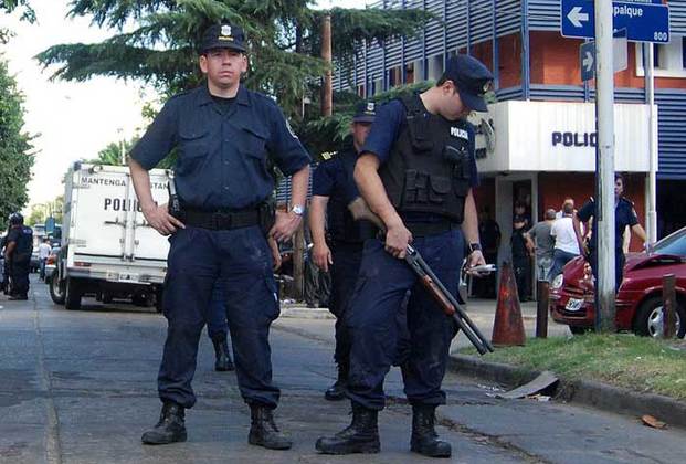 Policía Bonaerense: Prohíben a efectivos usar celulares 