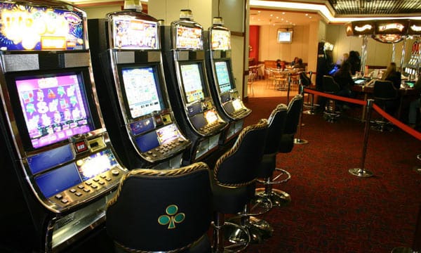 Prohíben cajeros y transacciones electrónicas en hipódromos, bingos y casinos de la Provincia