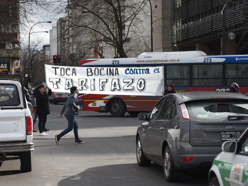 Bocinazos contra el aumento de la tasa municipal en La Plata