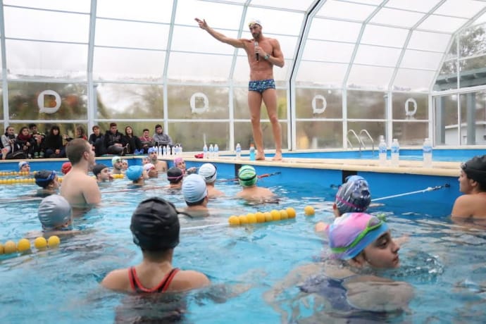 Los nadadores Meolans y Otero brindaron una clínica de natación en Bolívar