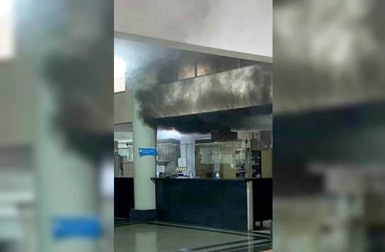 Bolívar: Un rayo cayó en la municipalidad, se generó un incendio y debieron evacuar al personal