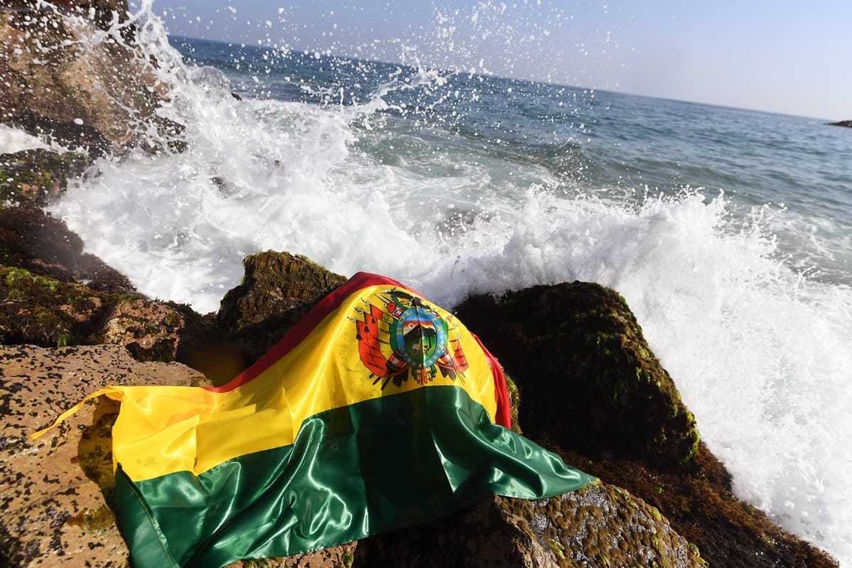 El embajador de Bolivia hizo un acto en Villa Gesell para continuar reclamando la salida al Mar a Chile