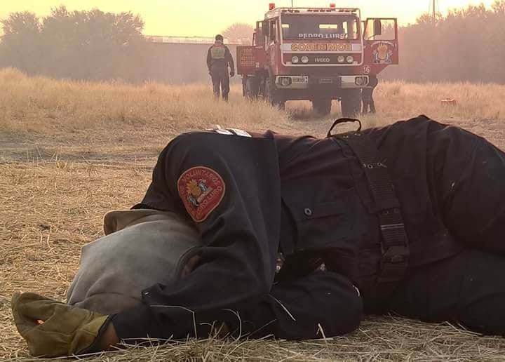 La conmovedora foto de una bombera en los incendios de Villarino